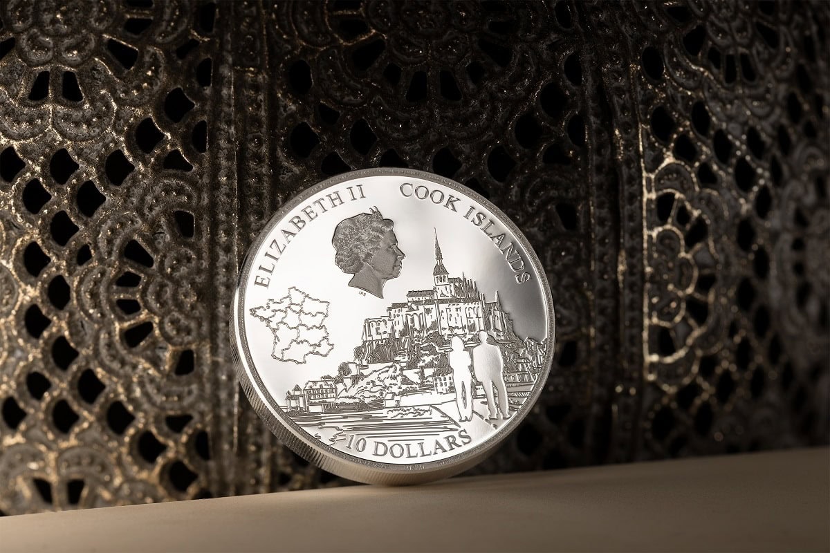 Elizabeth II Cook Islands 10 Dollars coin, year 2018, featuring detailed cityscape, portrait of Queen Elizabeth II, and world map outline on shiny metallic surface.